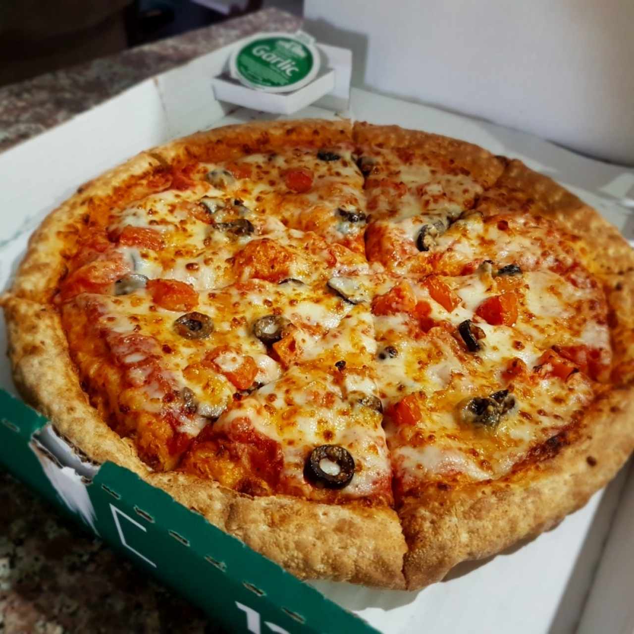 Pizza mediana de aceitunas, tomate y 2 quesos