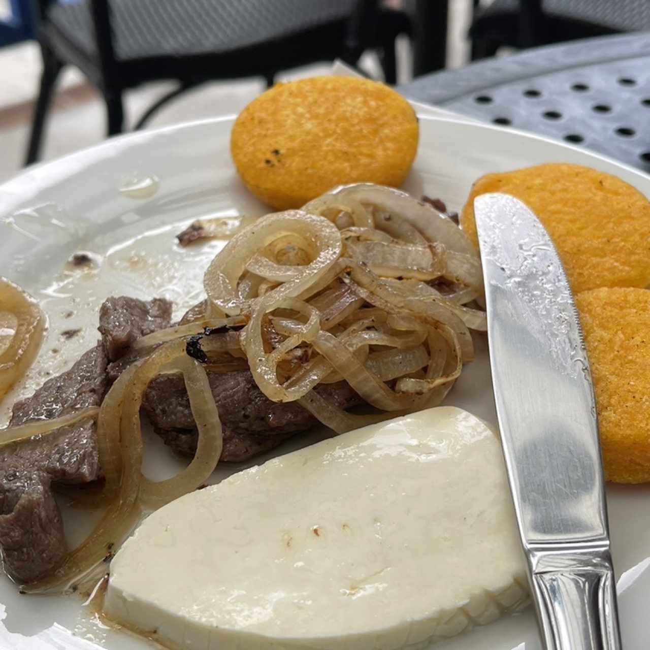 Bistec encebollado