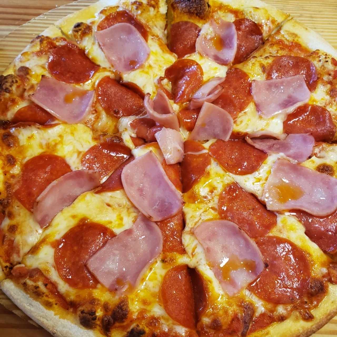 pizza pepperoni y jamón