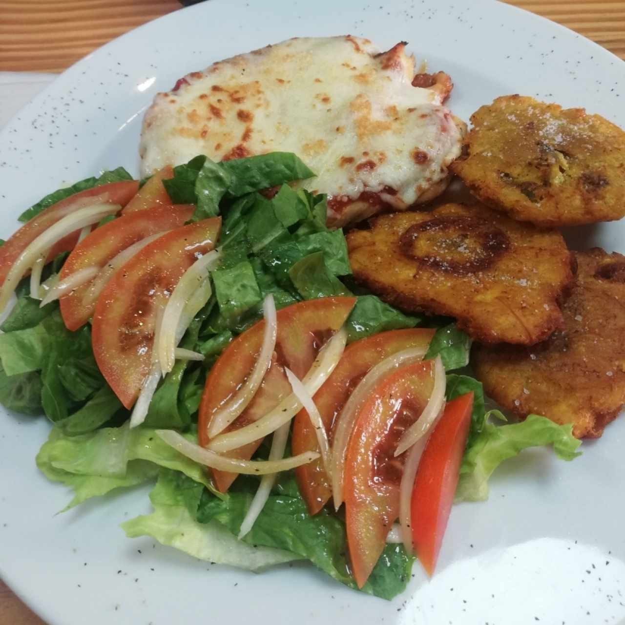 pollo a la parmesana, ensalada mixta y patacones maduros