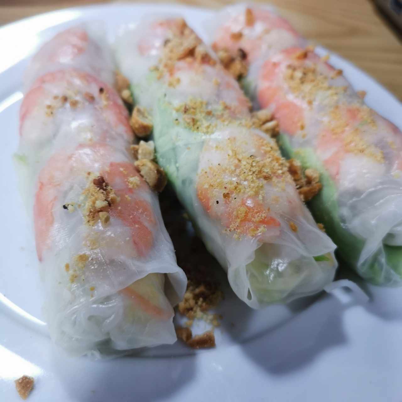 Rollos de camarones con salsa de Maní 