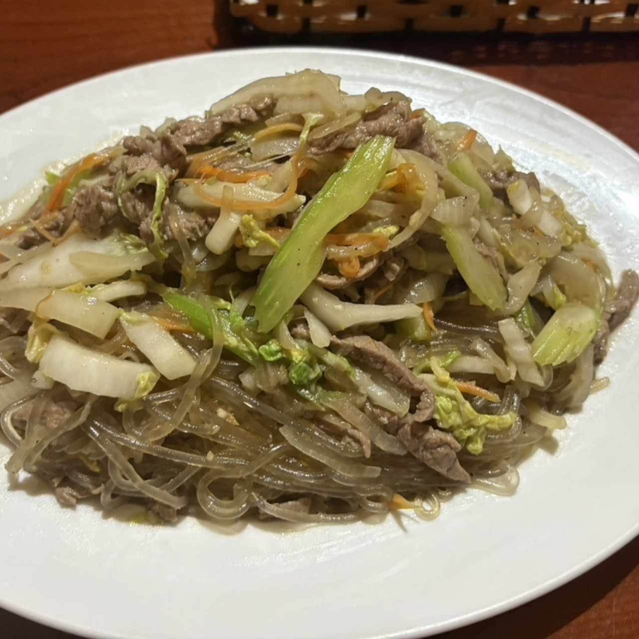 Fideos de camote con carne y vegetales 