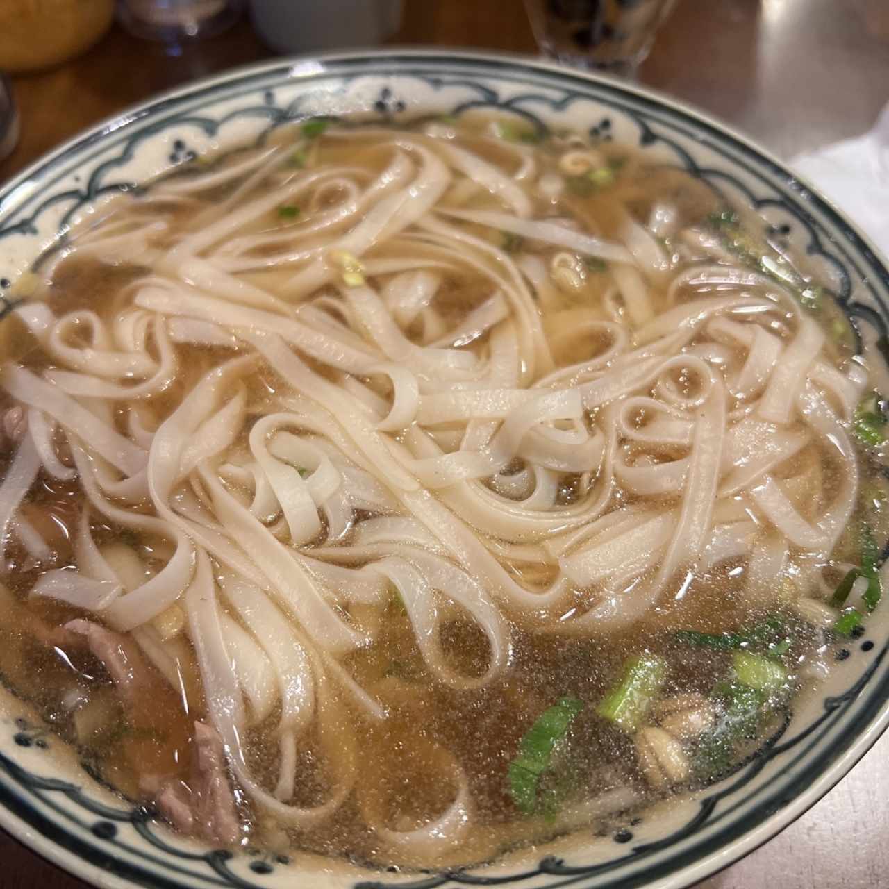 Fideos de Pho Salteados con Res y Vegetales