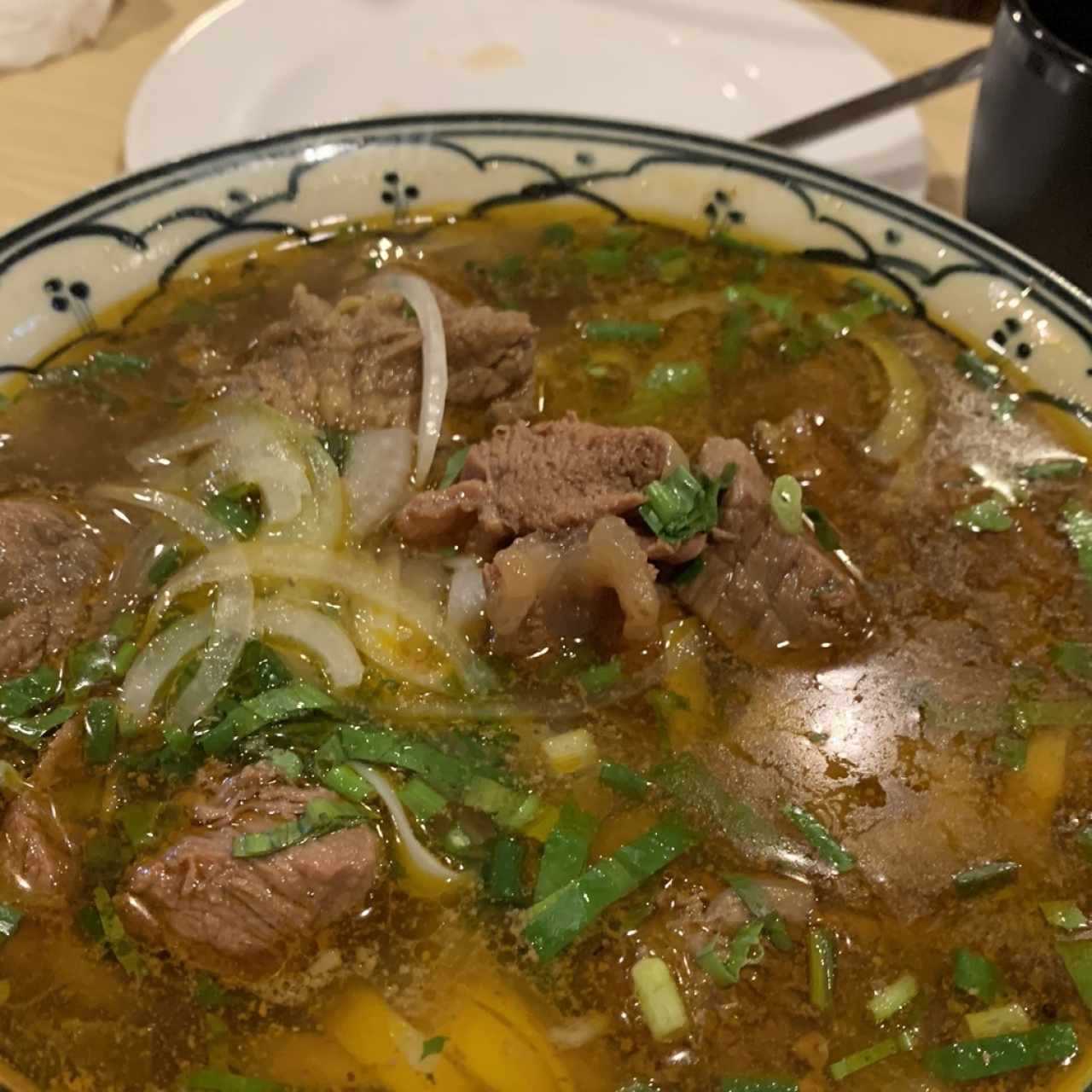 Sopa con Fideos de arroz y Carne de Res Salteada