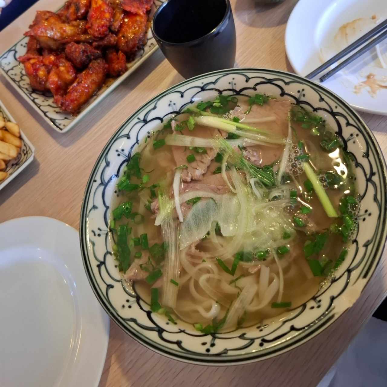 Fideos de Pho Salteados con Res y Vegetales