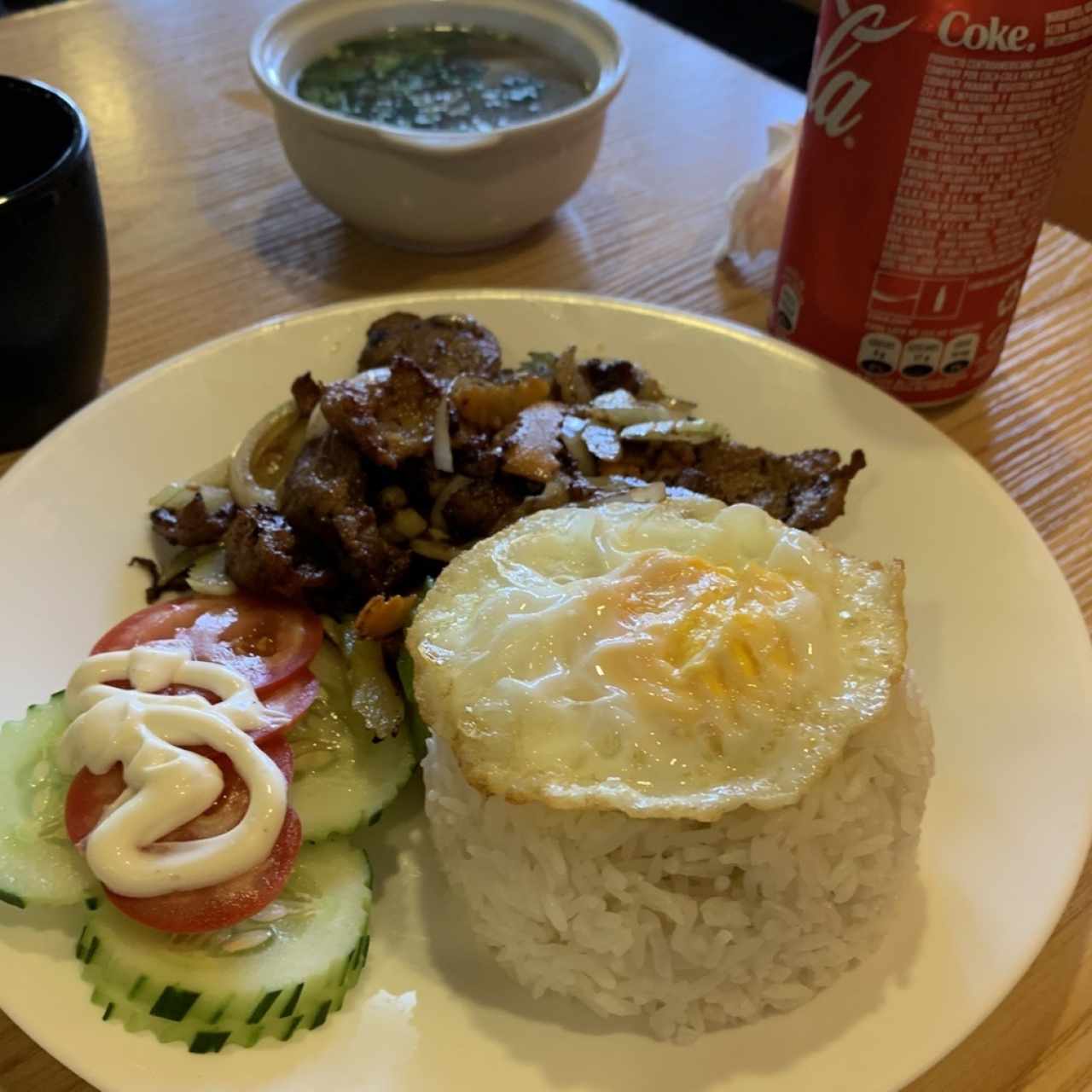 Arroz de jazmin con carne de cerdo ensalada y huevo 