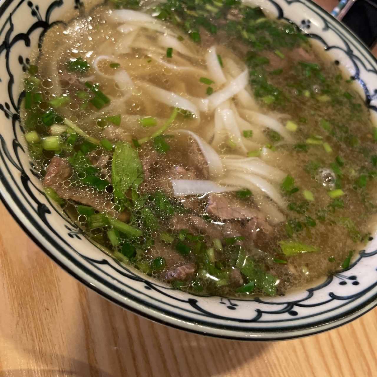 Sopa con Fideos de arroz y Carne de Res Salteada