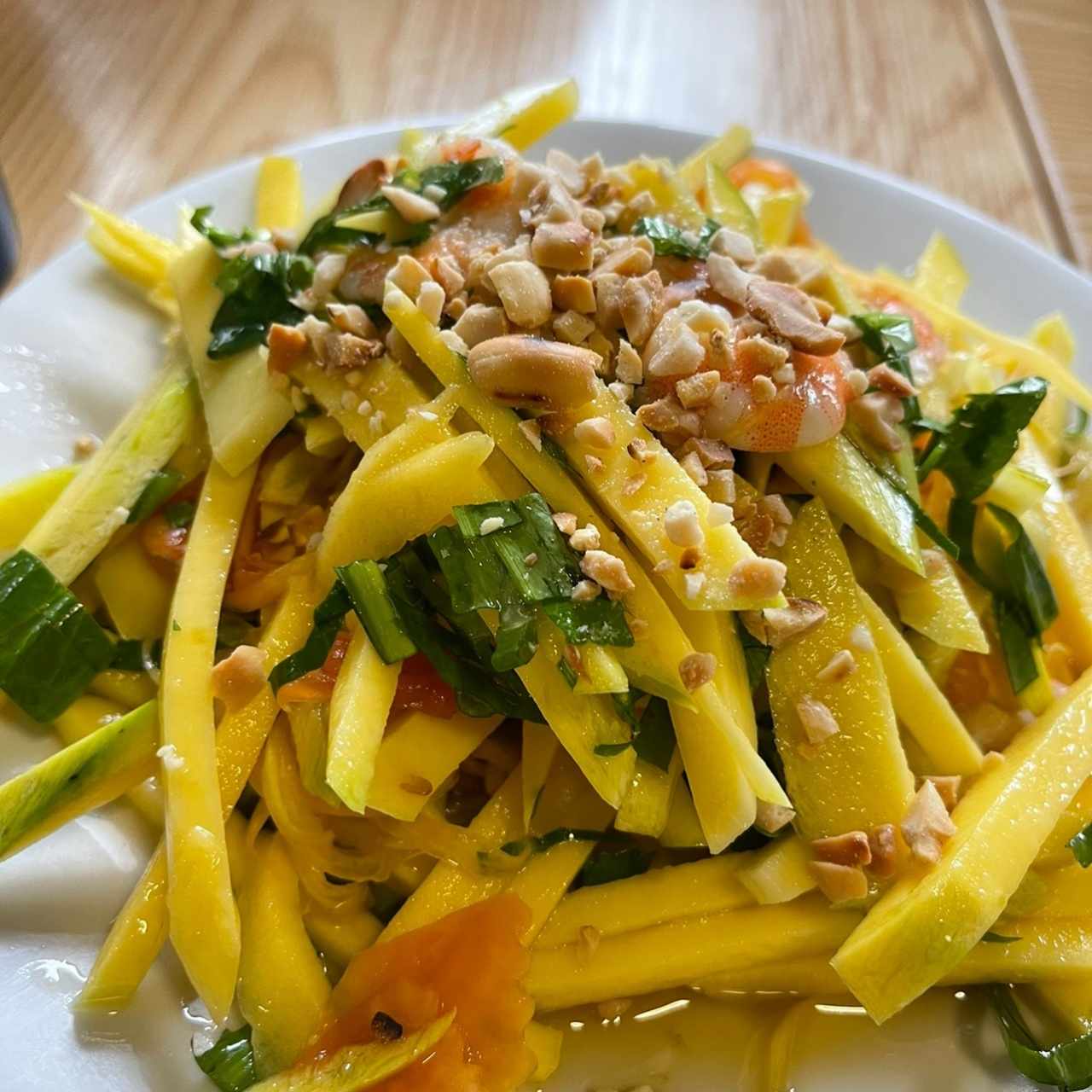 ensalada de mango con camarones