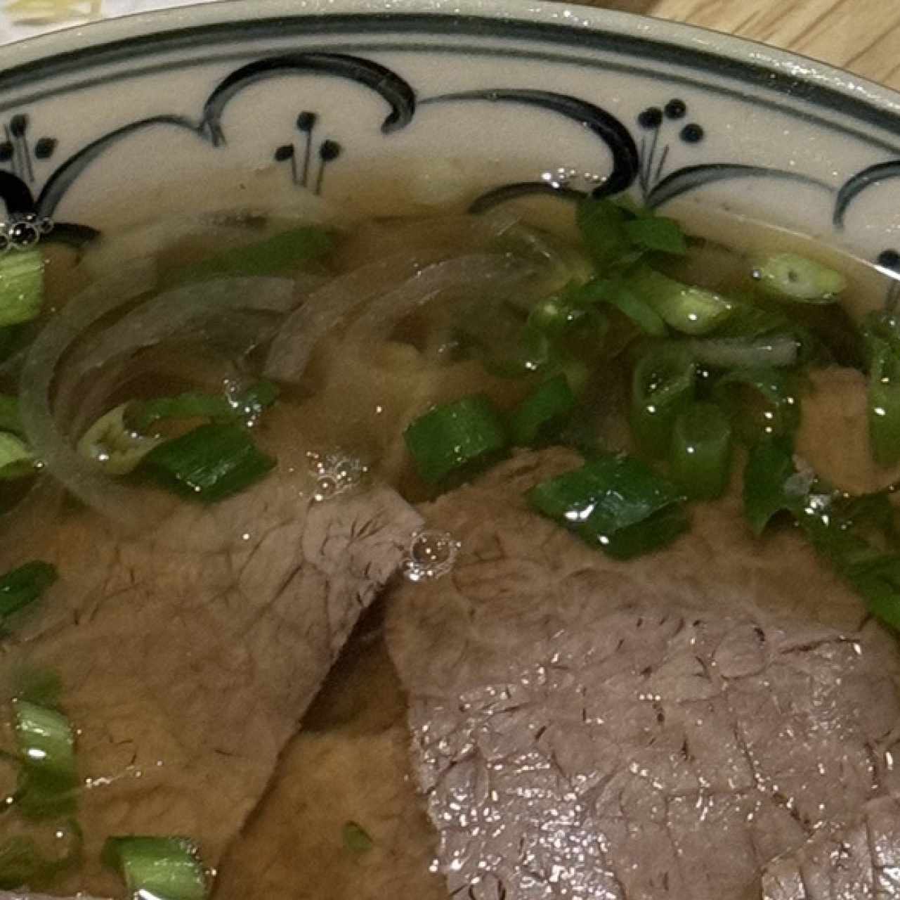 Fideos de Pho Salteados con Res y Vegetales