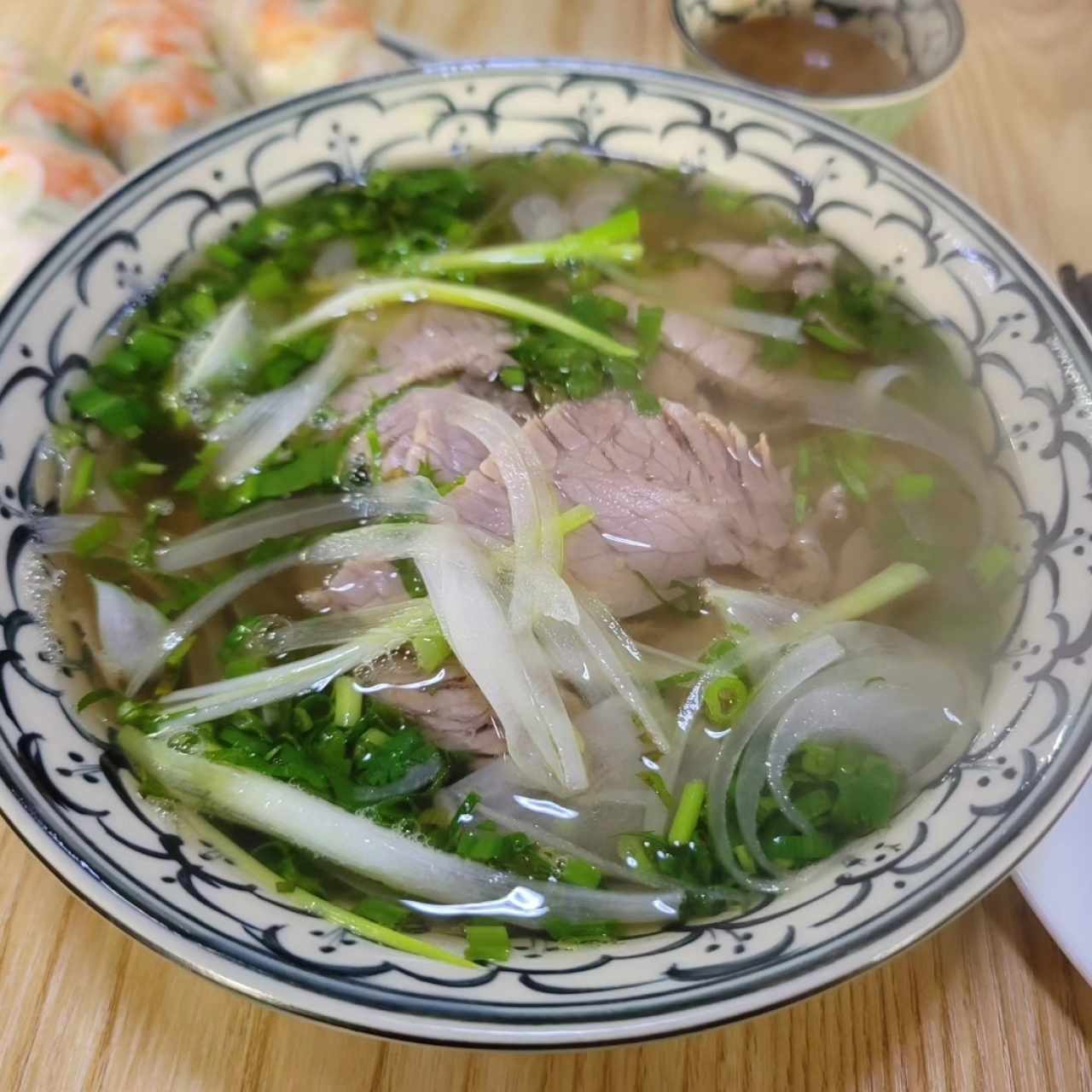 Sopa con Fideos de Arroz y Carne de Res Bien Cocida