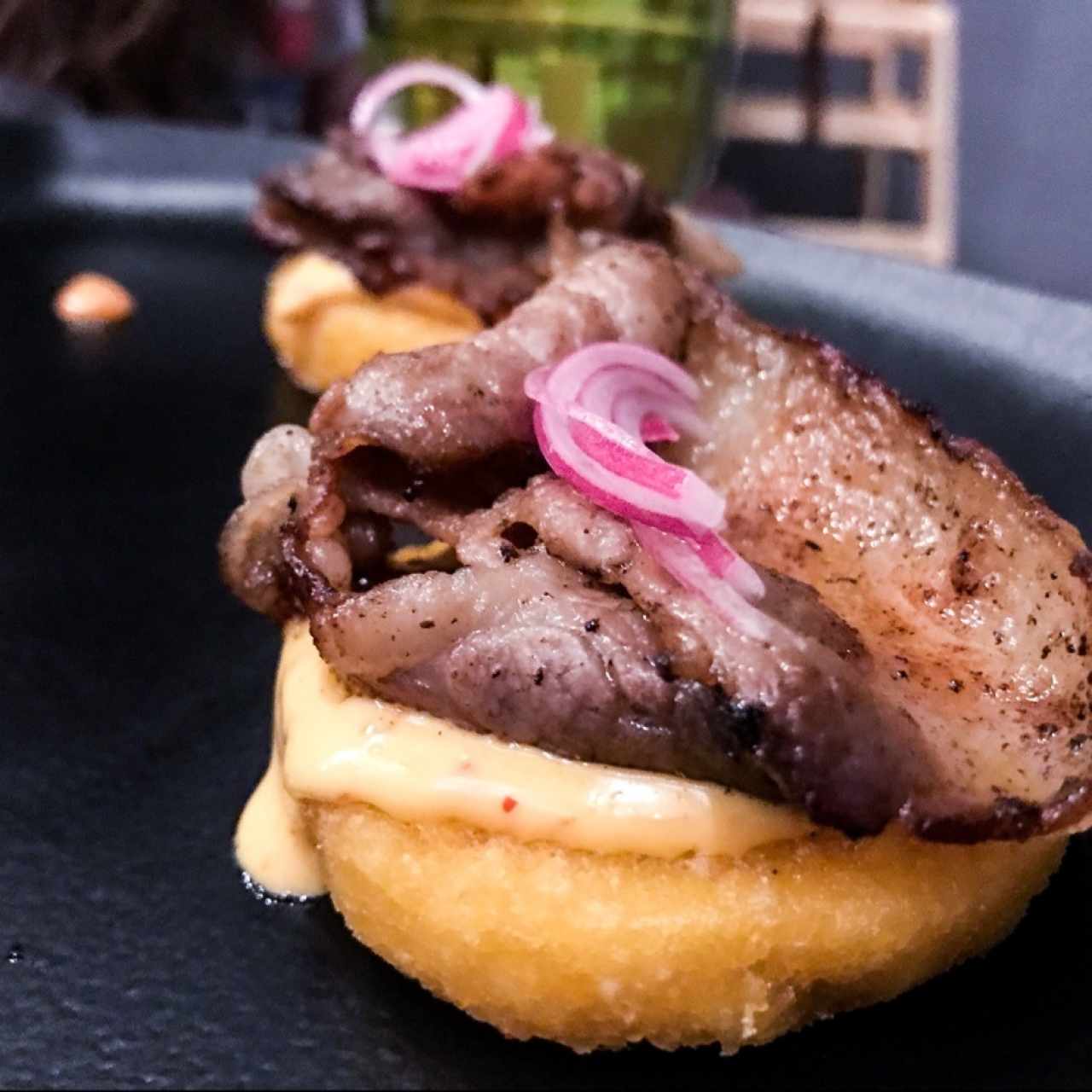 tortillitas de maíz con brisket y spicy mayo