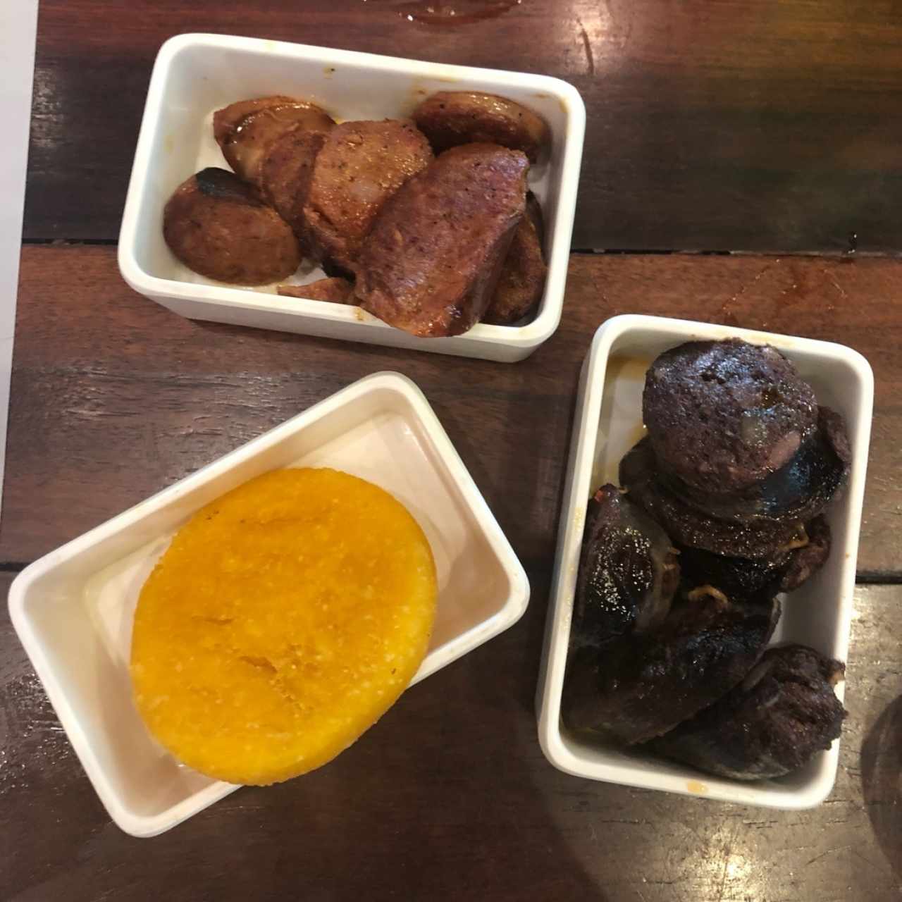 chorizo argentino, morcilla dulce picante y arepita