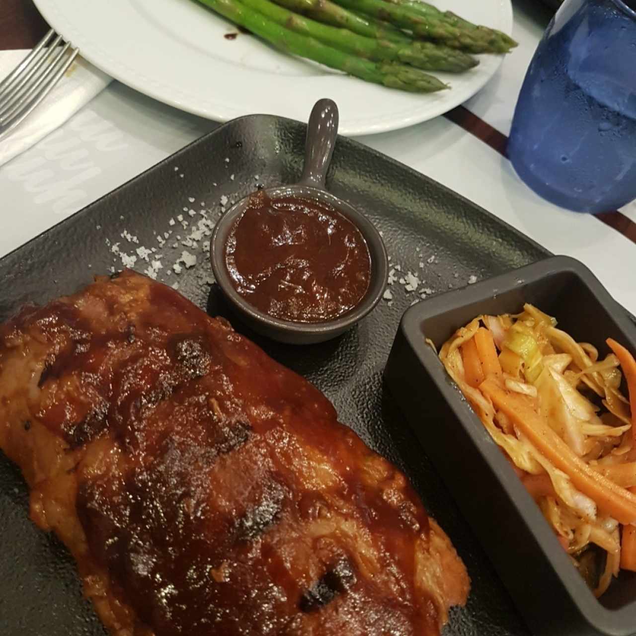 Costilla de Cerdo al humo y espárragos