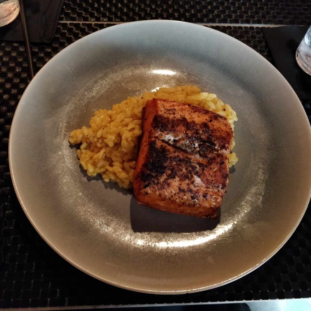 salmon con risotto de maracuyá