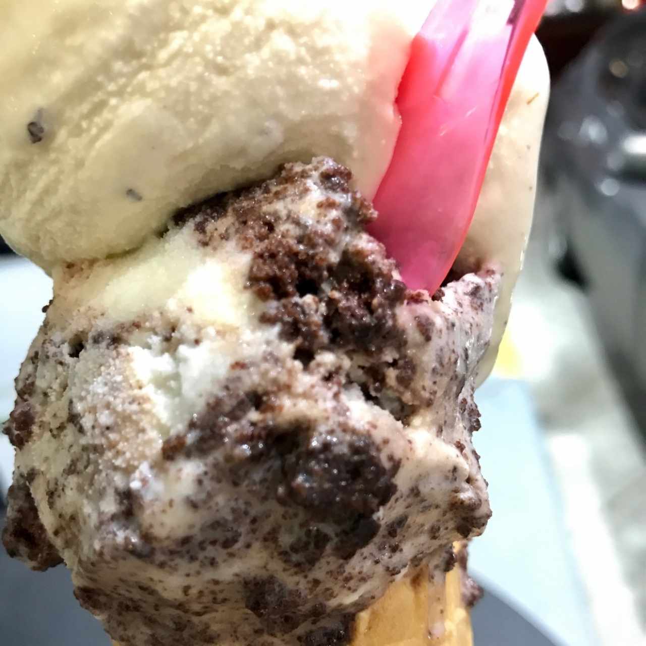 helado de brownie y ron con pasas