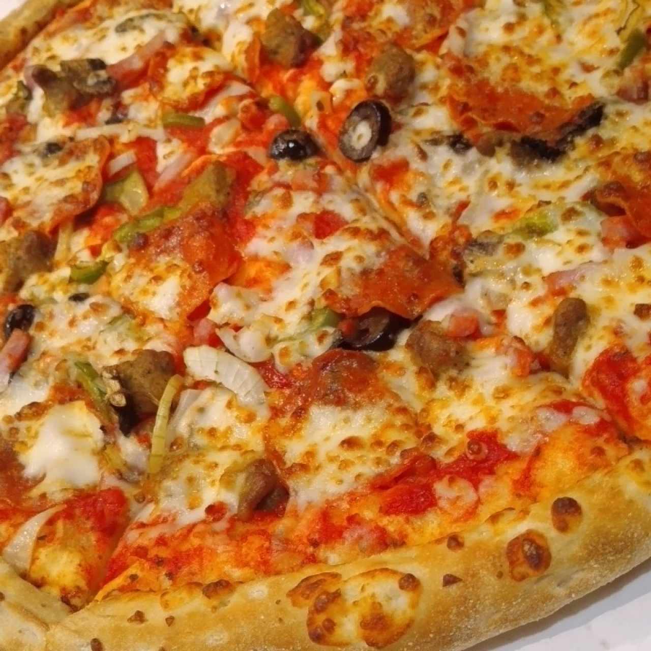 The Works que delicia de pizza con ese toque picante 🤩🤩 buen sabor la recomiendo 👍👍👍 buena atencion y ambiente