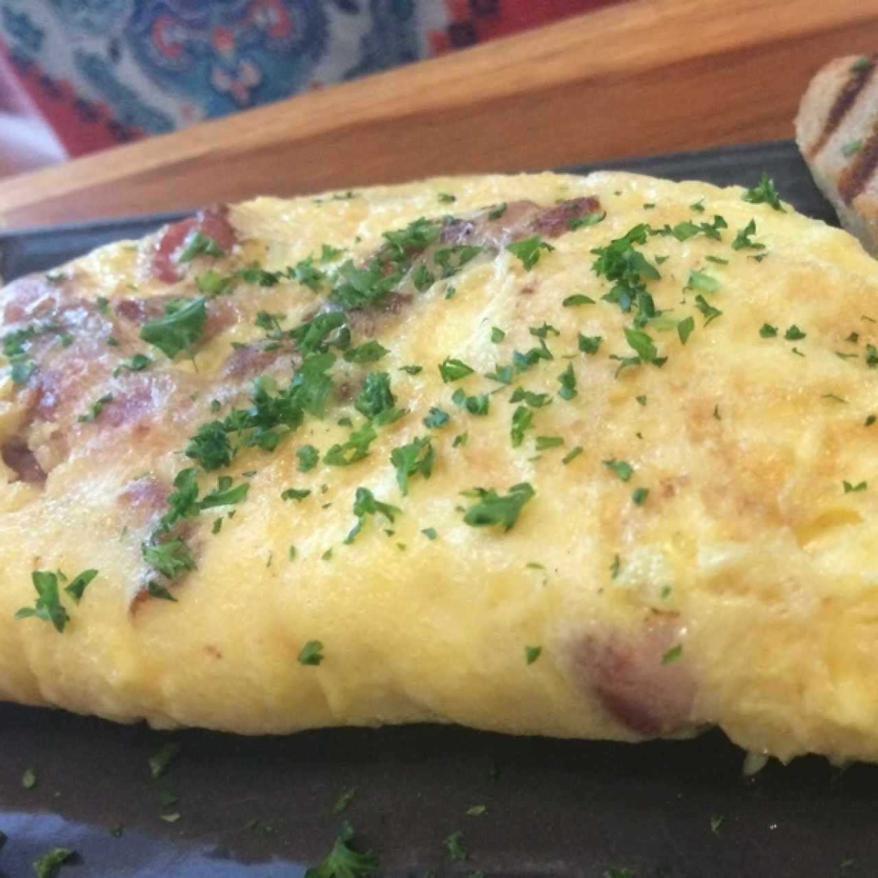 Omelette com tocineta y queso de cabra
