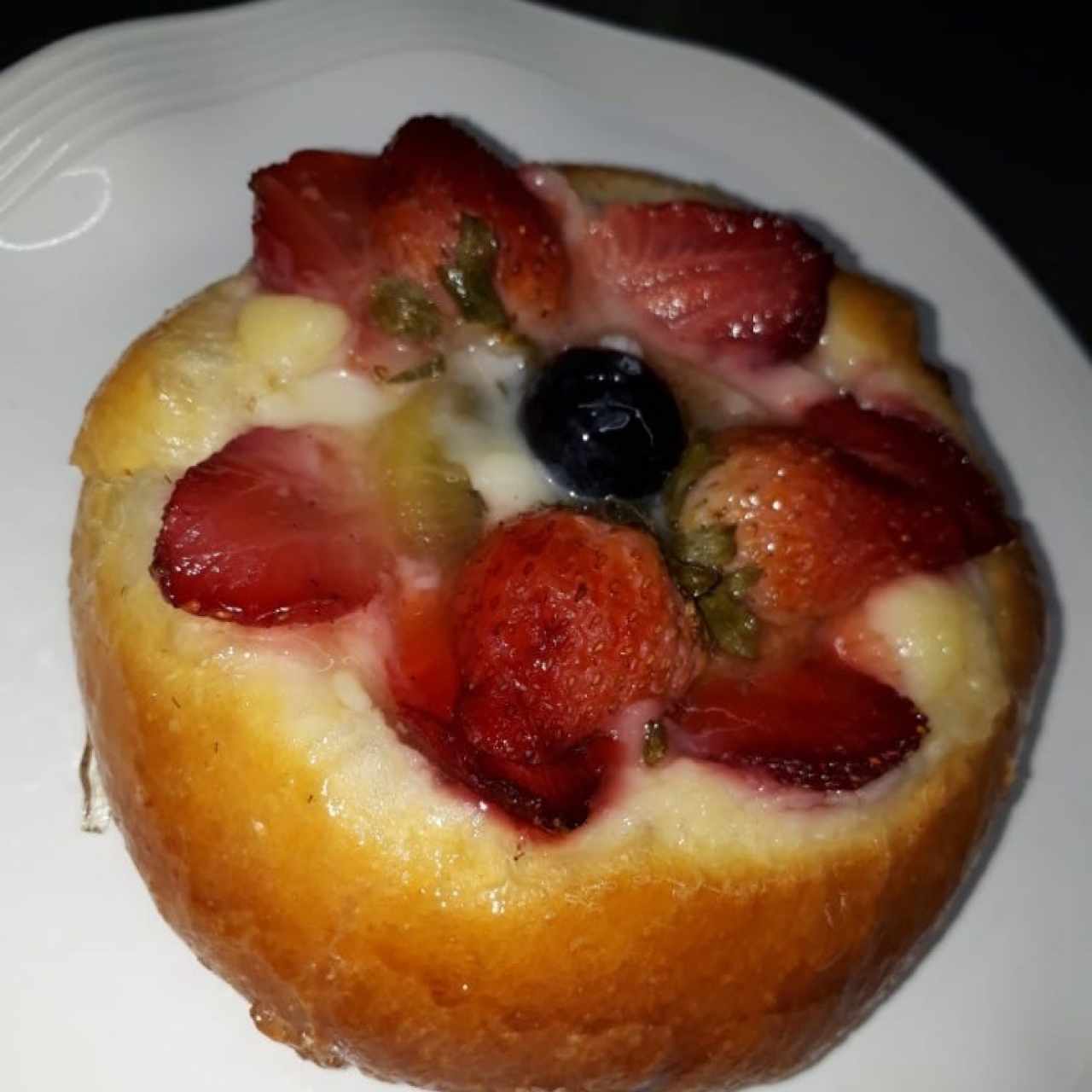 Danesa con fresas y crema pastelera. 