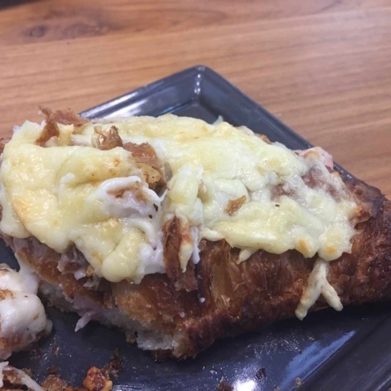 Croissant con jamón y queso