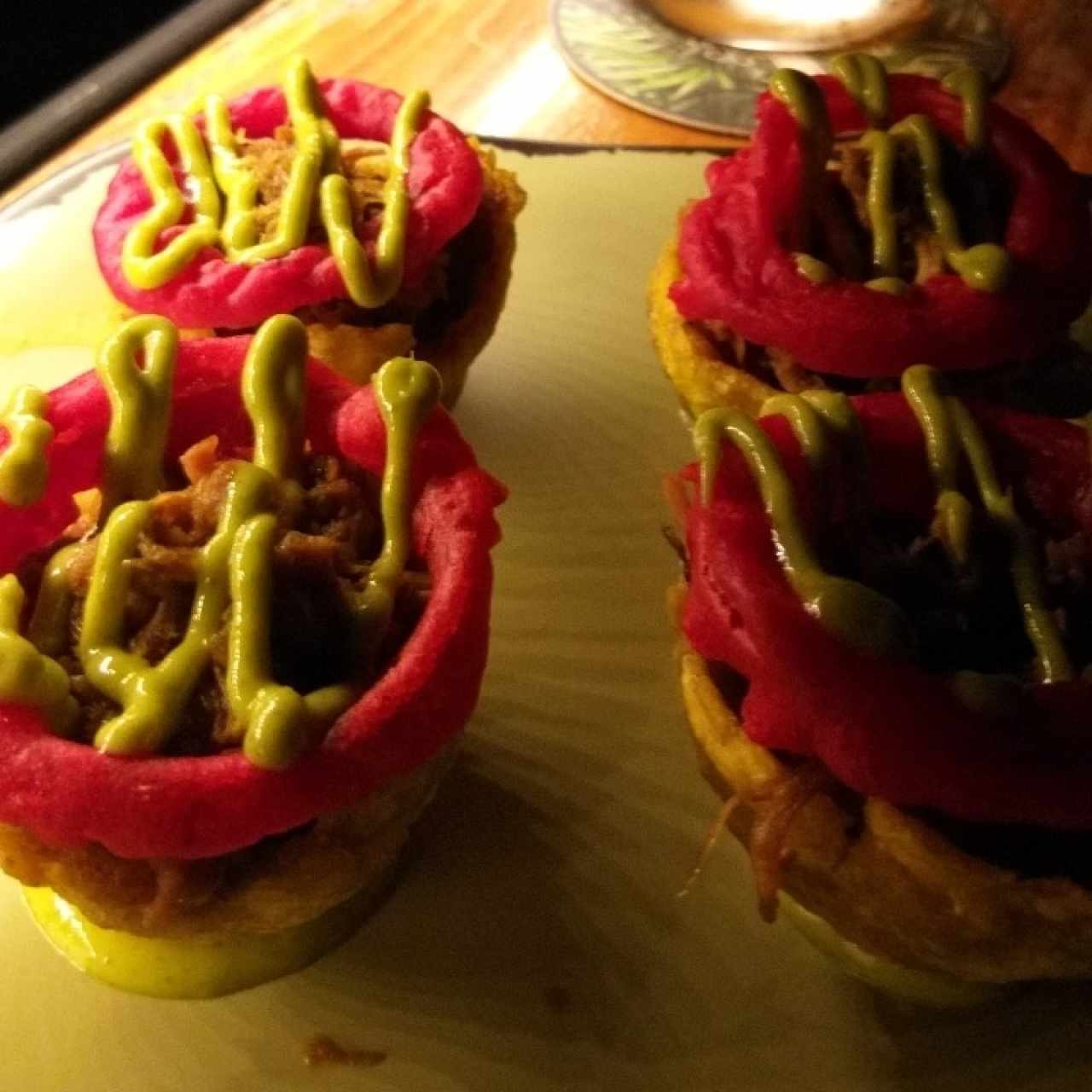 patacones relleno de lomo y cebolla caramelizada