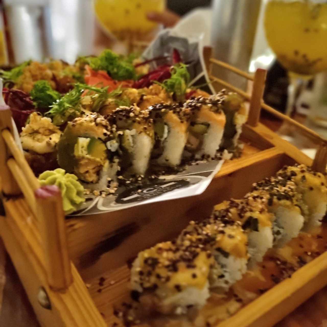 bandeja de variedades de sushi.