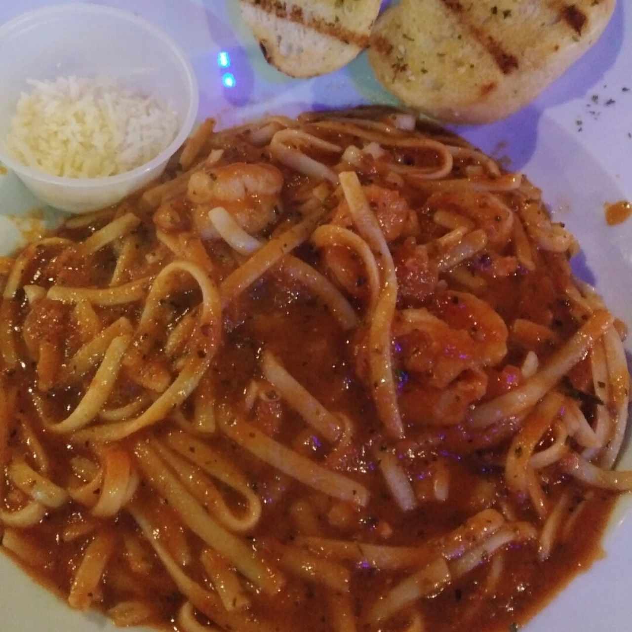 camarones en spaghetti con salsa roja