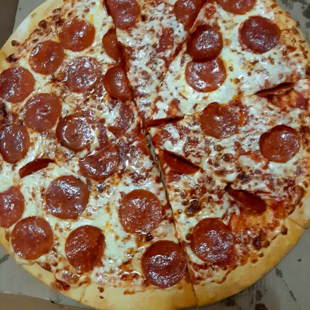 Pizza Familiar Ultimate Supreme + Pizza Familiar Pepperoni
