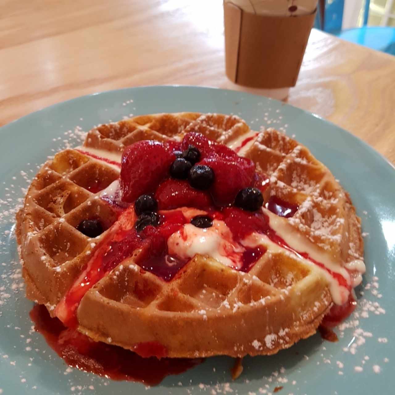 waffle con berries