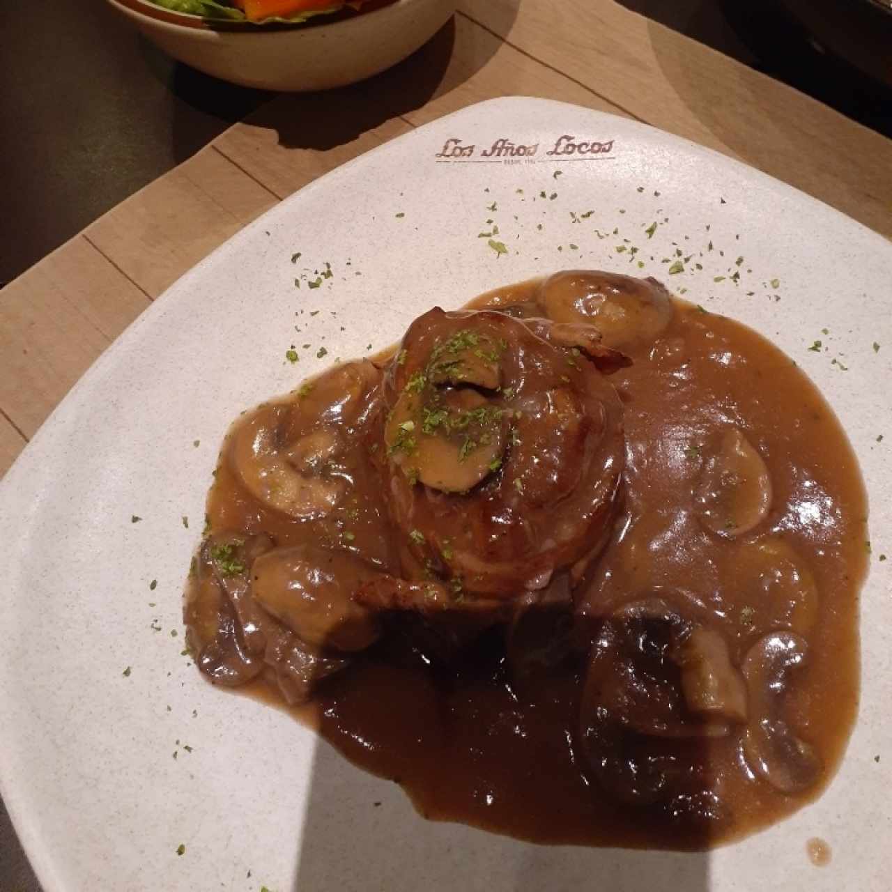 medio orden filet mignon con salsa de hongos
