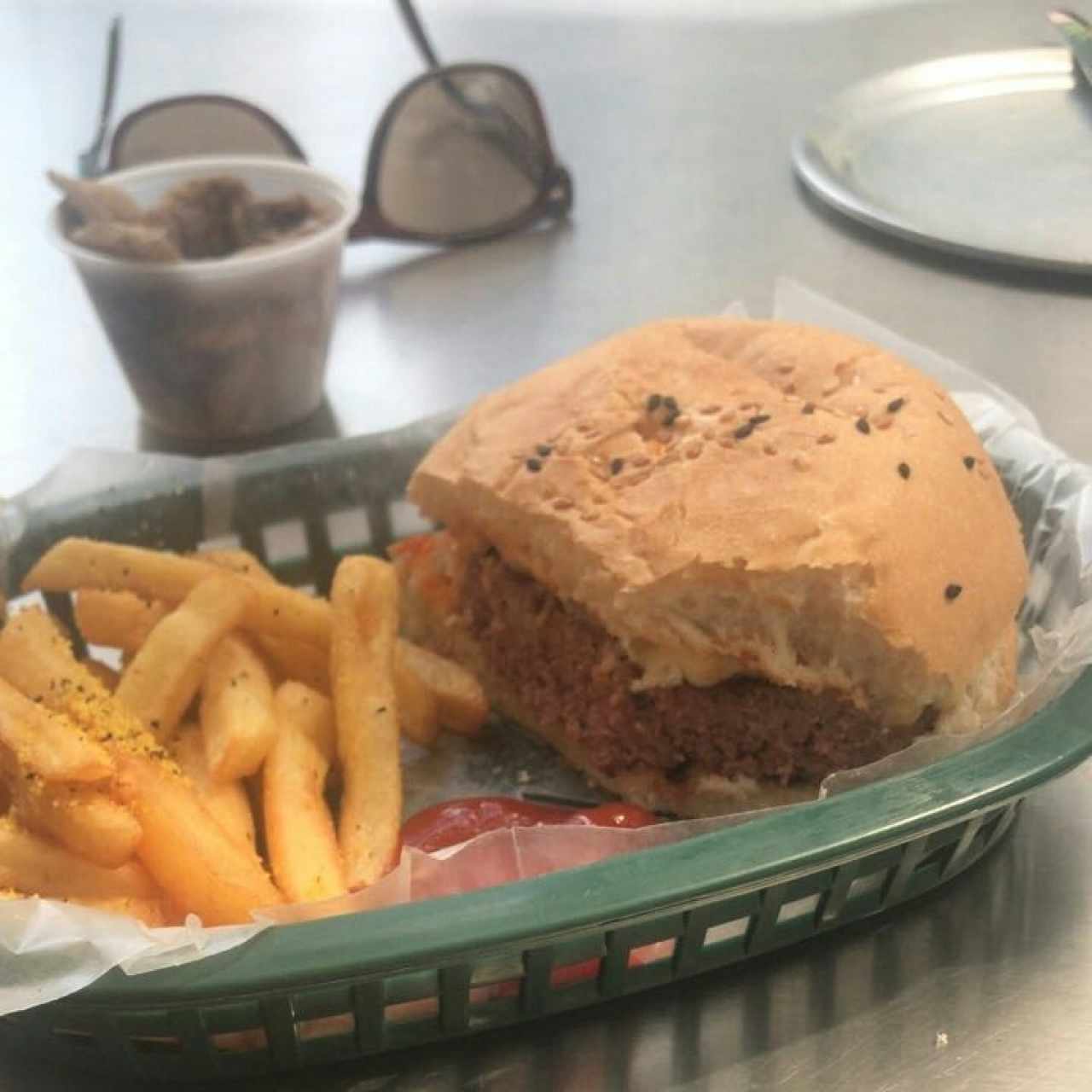 Hamburguesa, papitas y soda