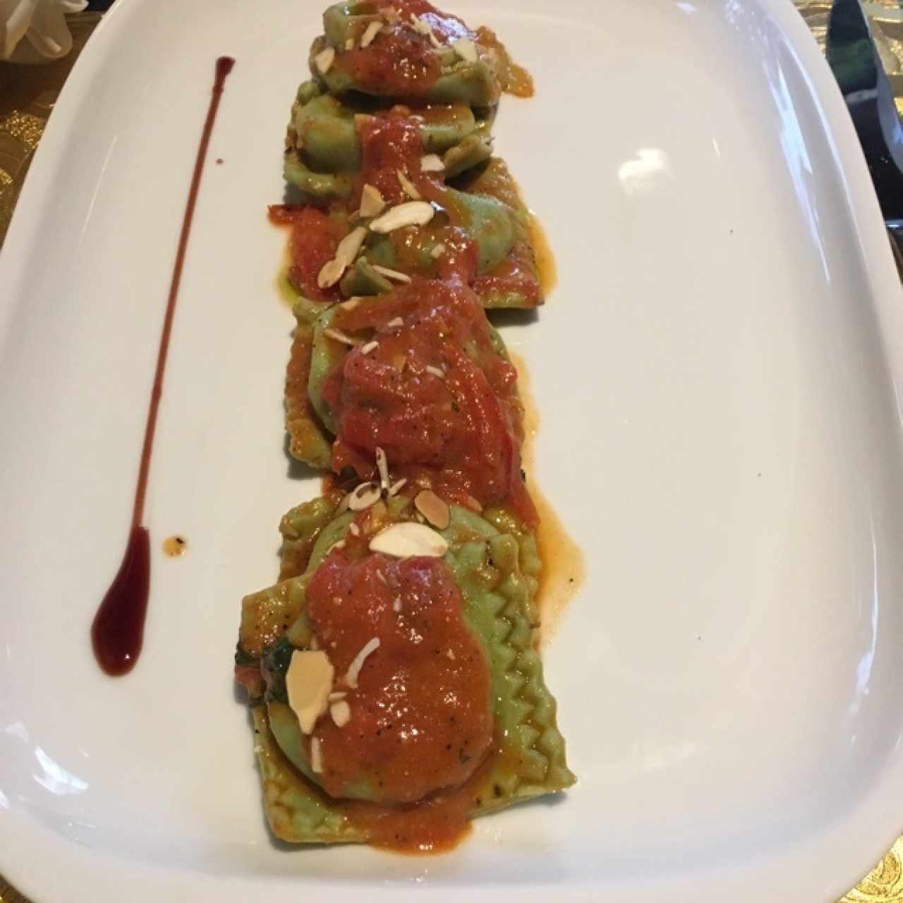 Ravioli de ricotta, mozzarella y espinaca