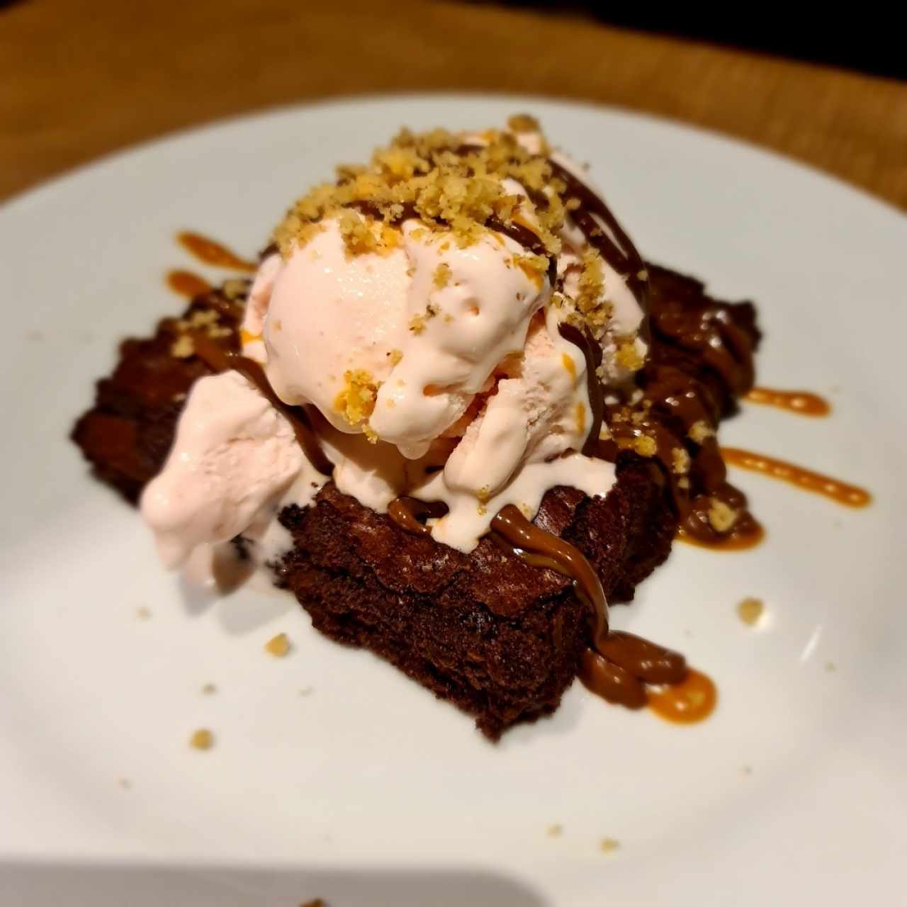 Brownie con helado 