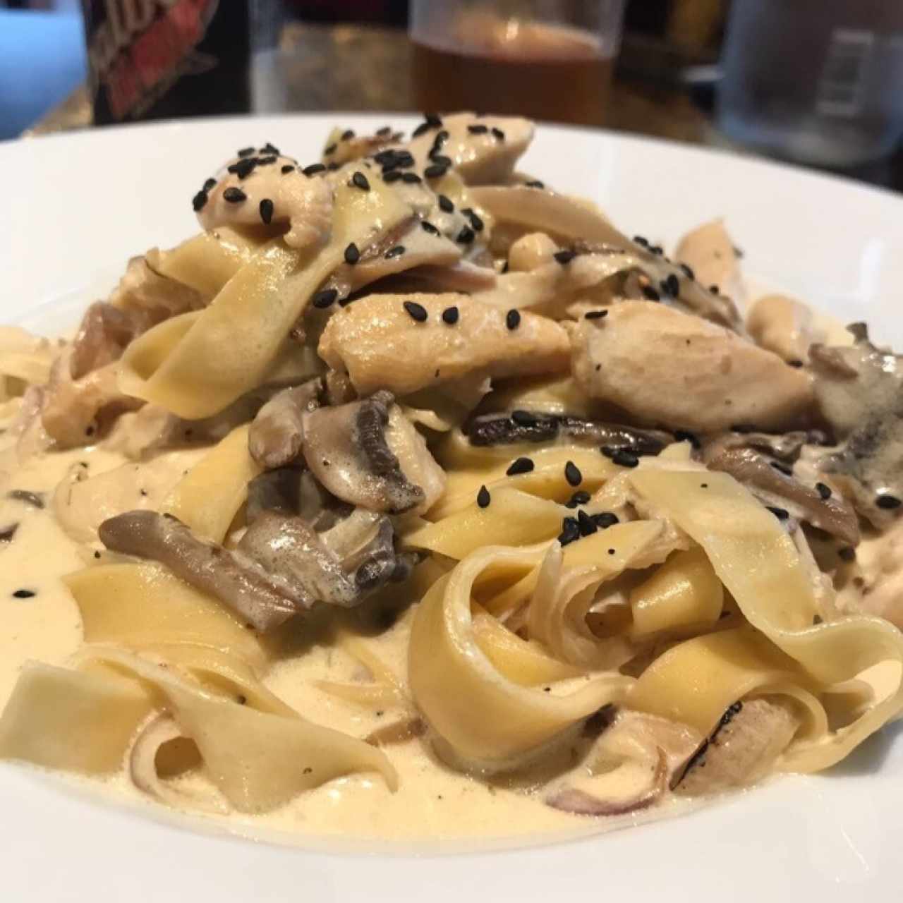 Fetuccine a la crema con trozos de pollo