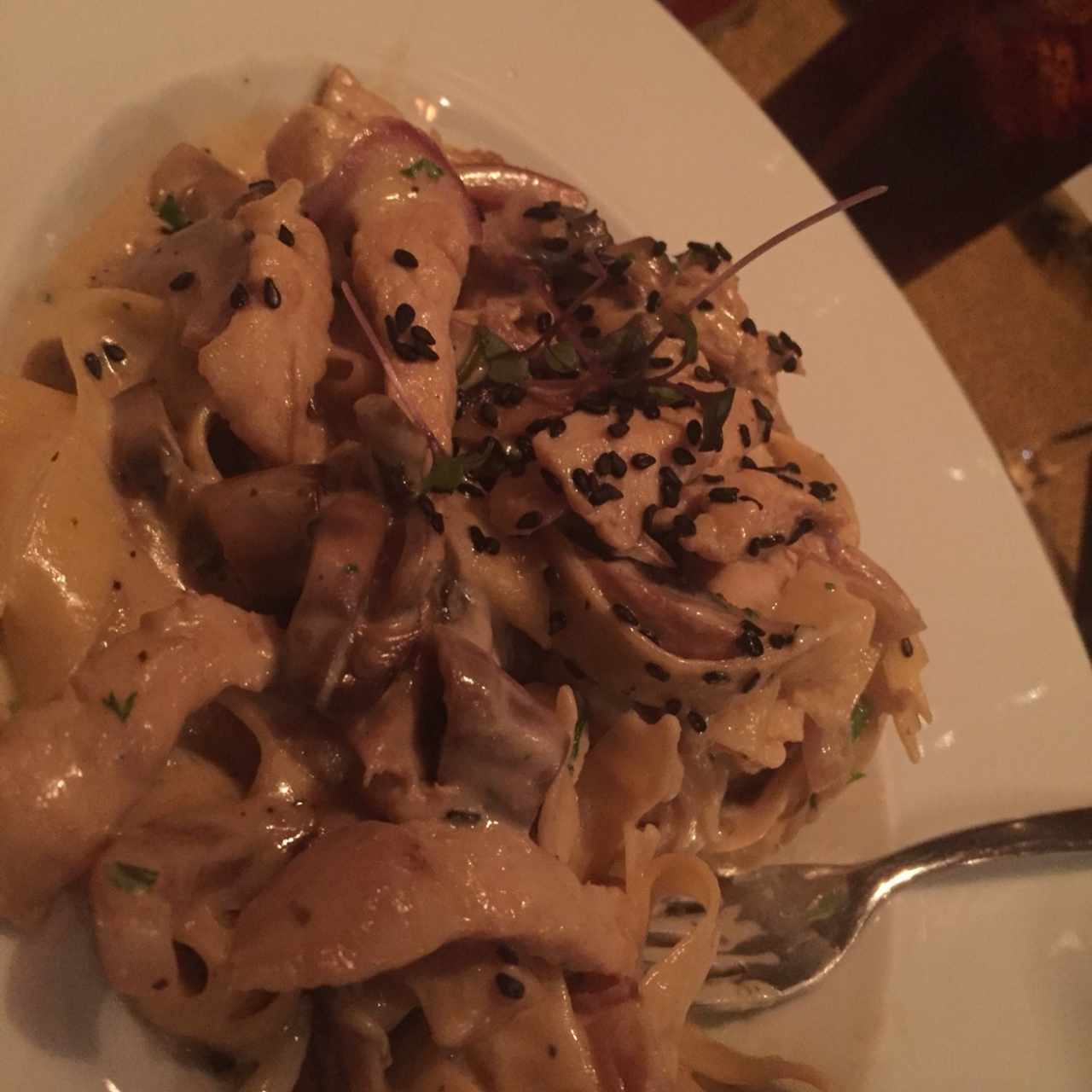 Pasta a la crema con trozos de pollo