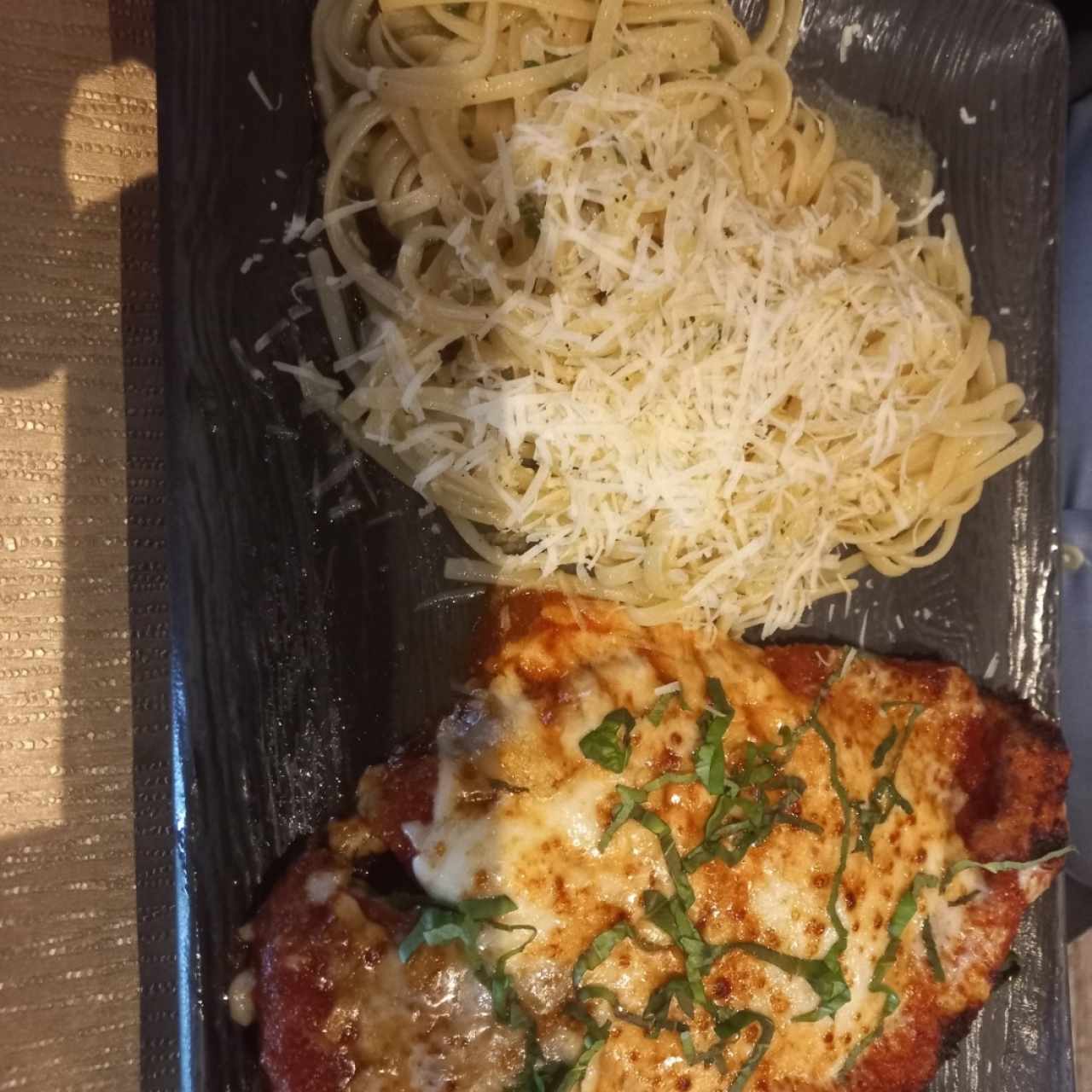 Pasta y pollo apanado