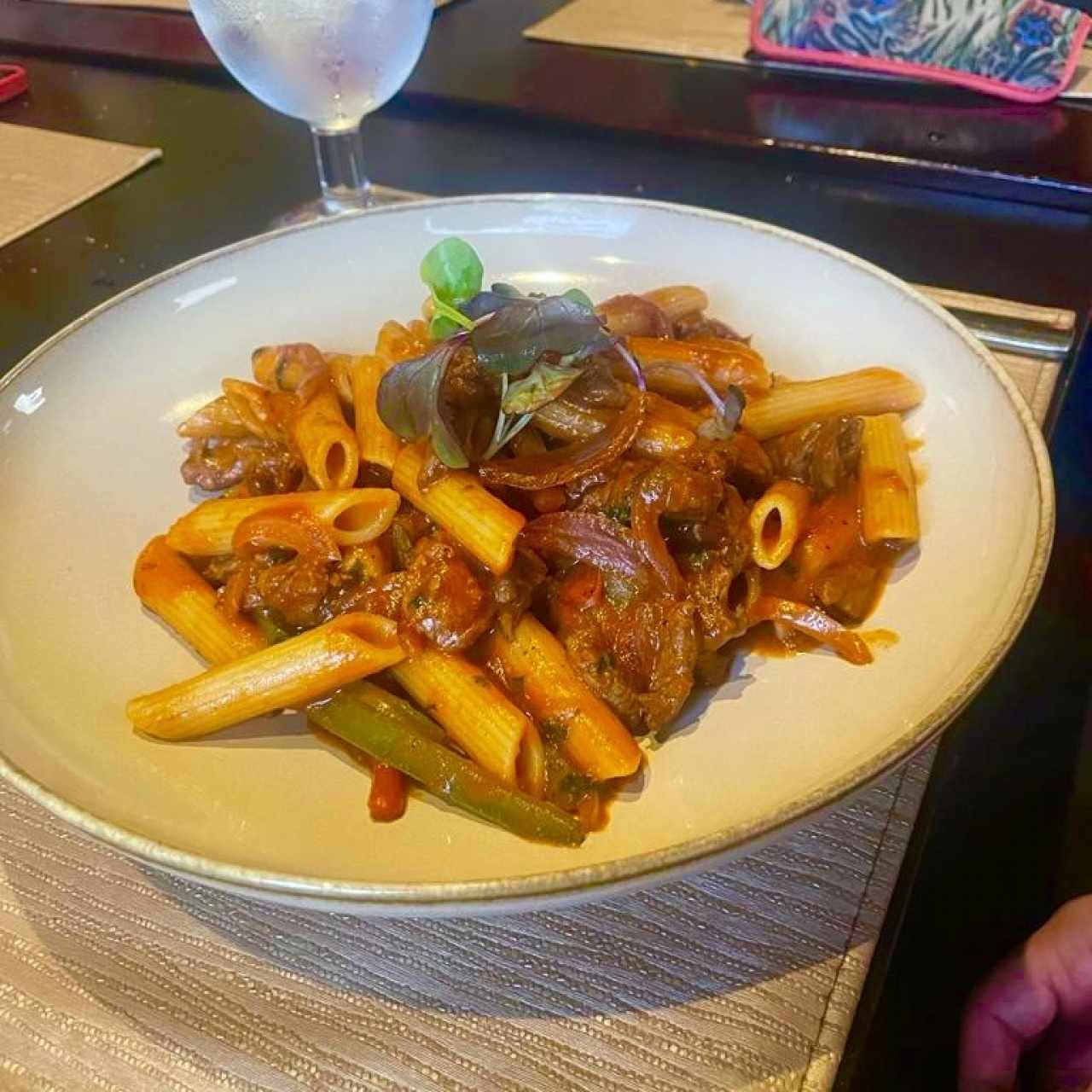 PENNE CON TROZOS DE FILETE (Finas tiras de filete, tomate rostizado, pimentones, cebolla morada, salsa napoles y albahaca fresca)
