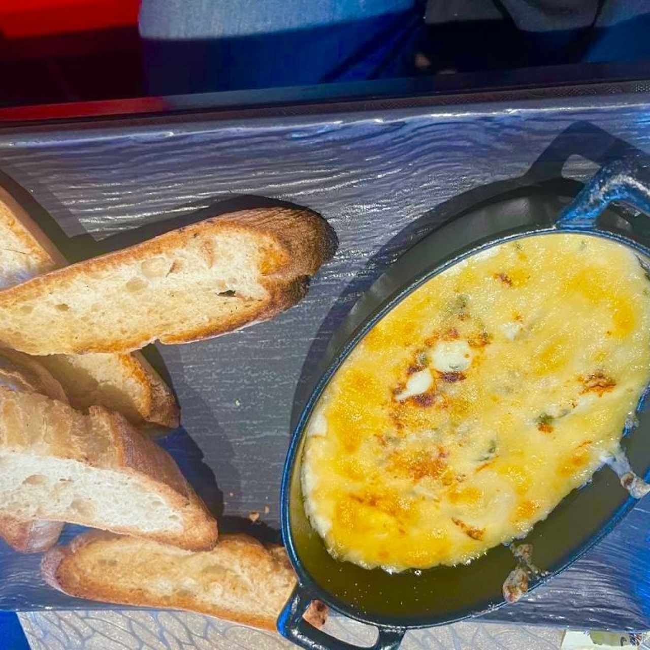 DIP DE ESPINACAS (Queso crema, mozzarella y parmesano al graten acompañado con pan grillado Assisi)
