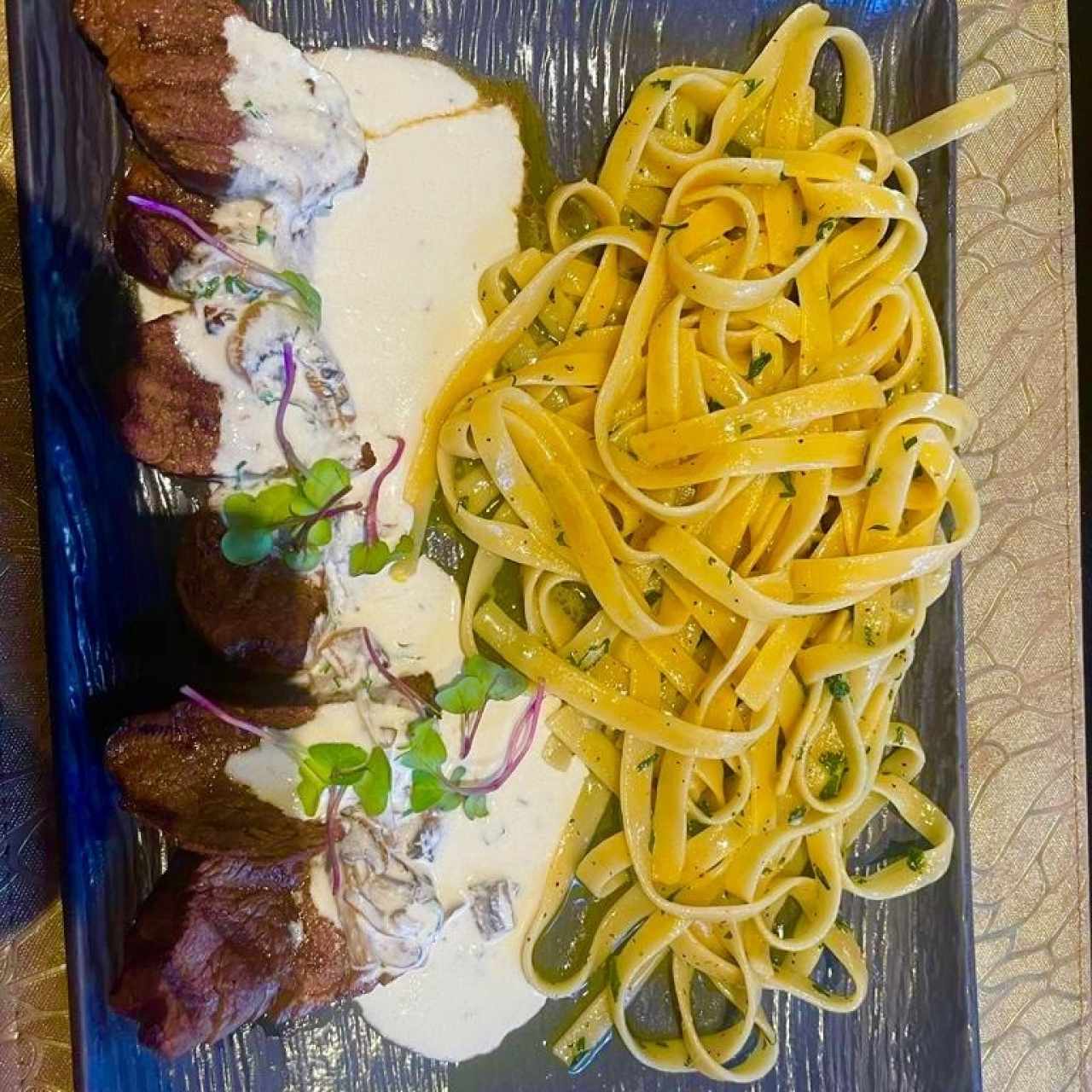 MEDALLONES DE FILETE AL GRILL (Medallones de Filete al Grill, cubiertos de Crema de Champiñones) con Fettuccini 