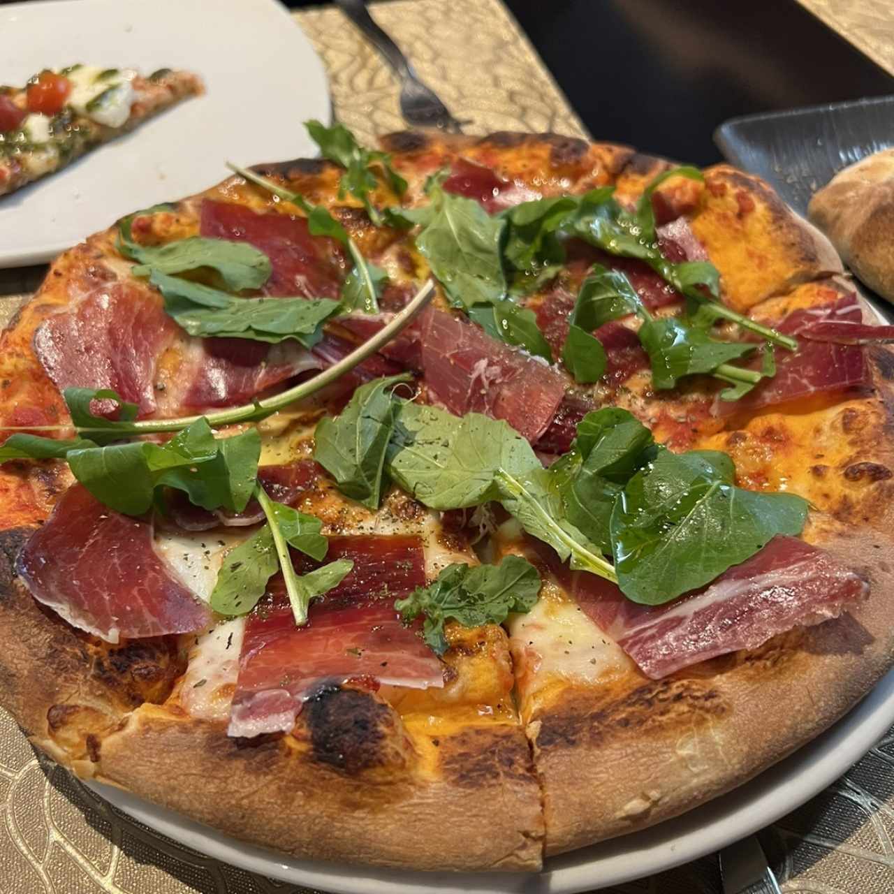 Pizza de rugula y jamon serrano 