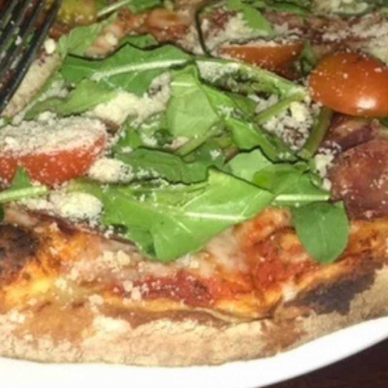 Pizza de rugula y prosciutto