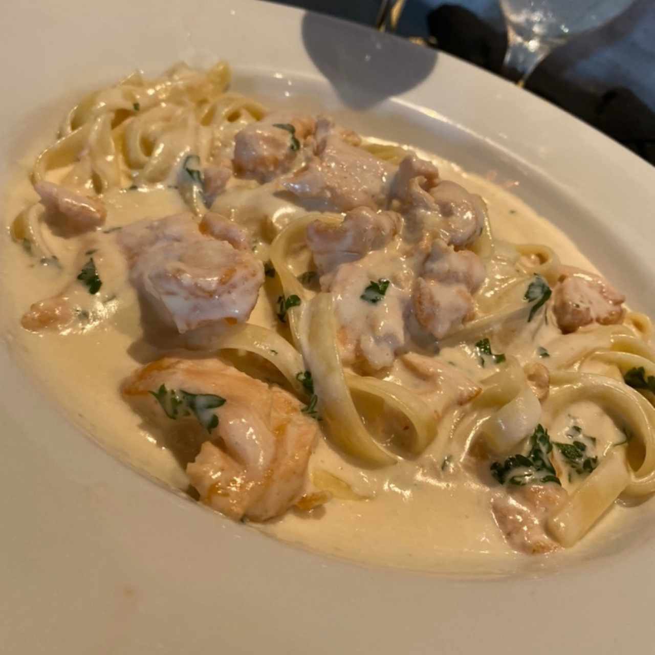 Fetuccini a la crema con salmón