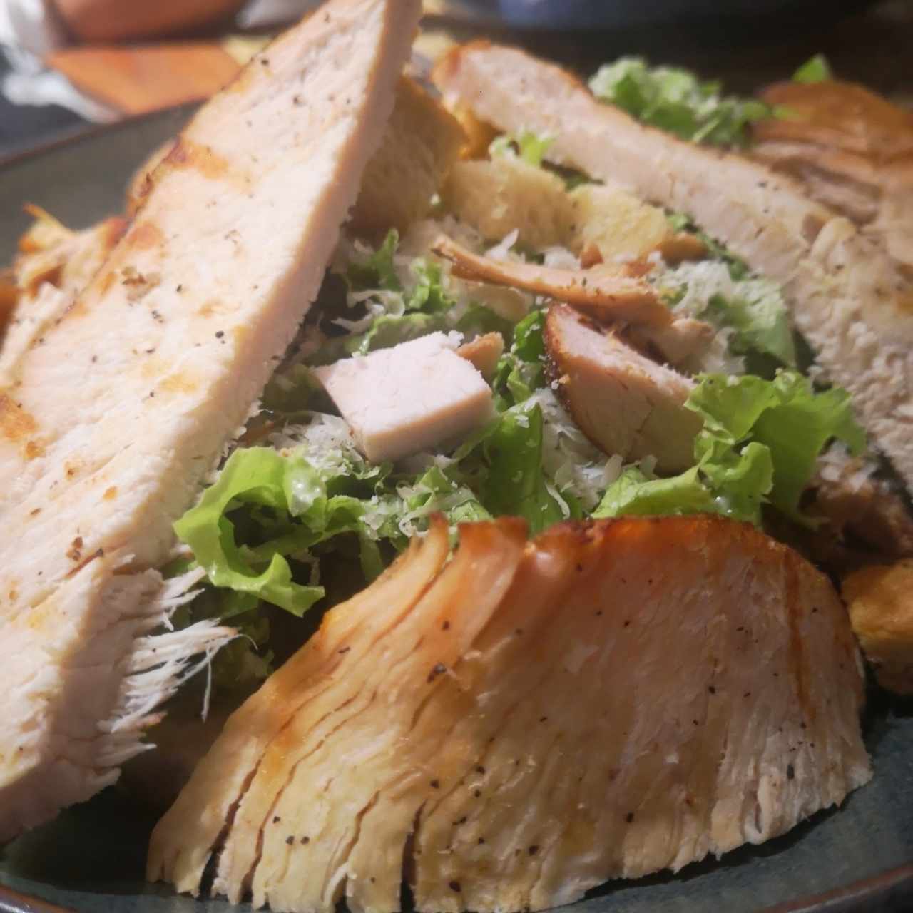 Ensalada César con Pollo Ahumado (con extra de pollo ahumado) 