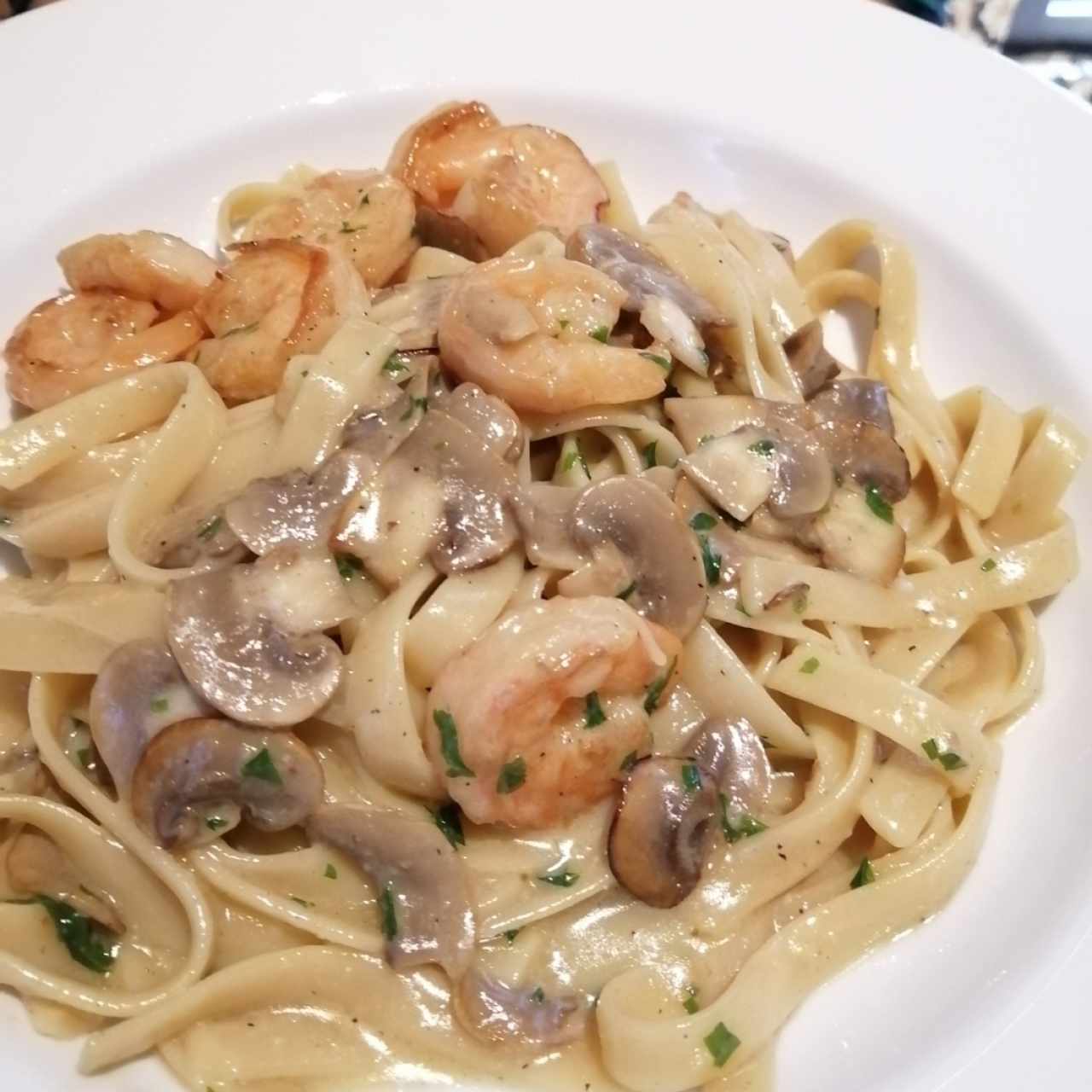 Fetuccini de camarones y hongos