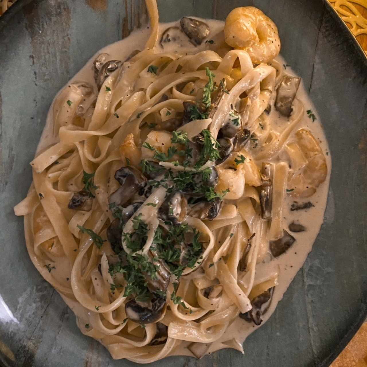 Pasta con Camarones e Funghi