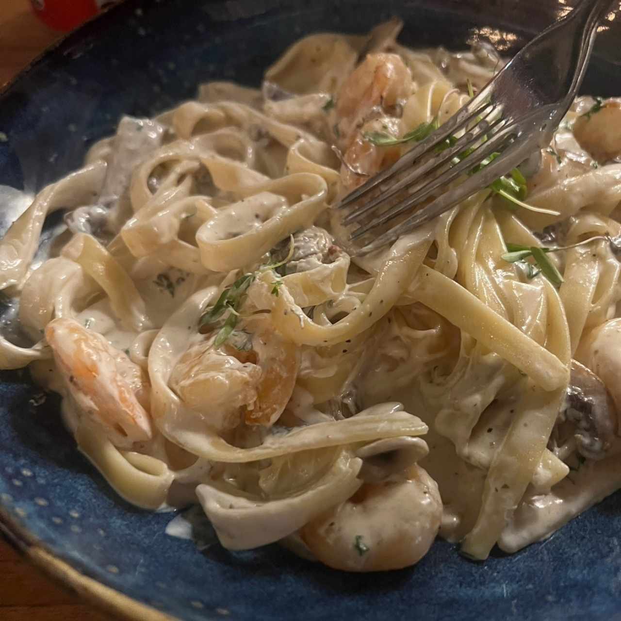 Pasta con camarones y hongos