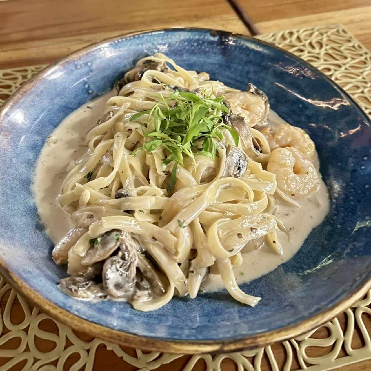 Pasta con Camarones e Funghi