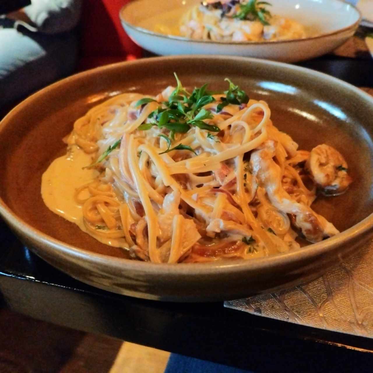 pasta a la crema con trozos de pollo