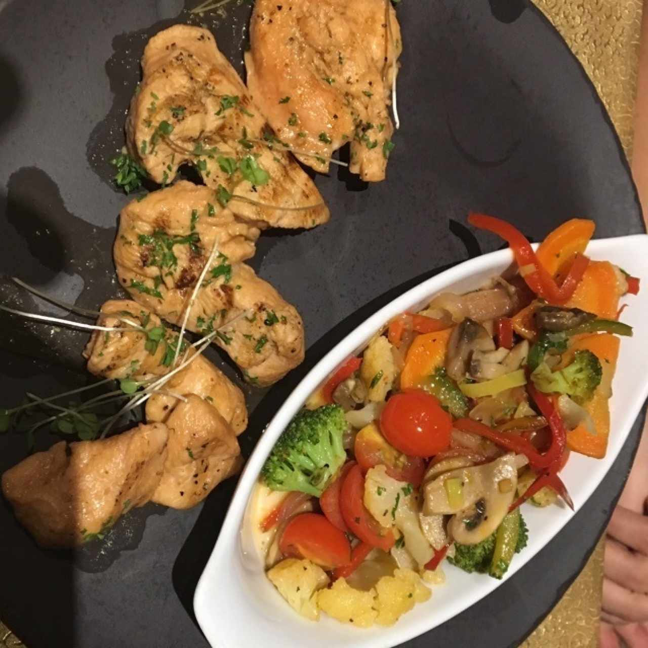 pollo al carbon con acompañamiento de vegetales