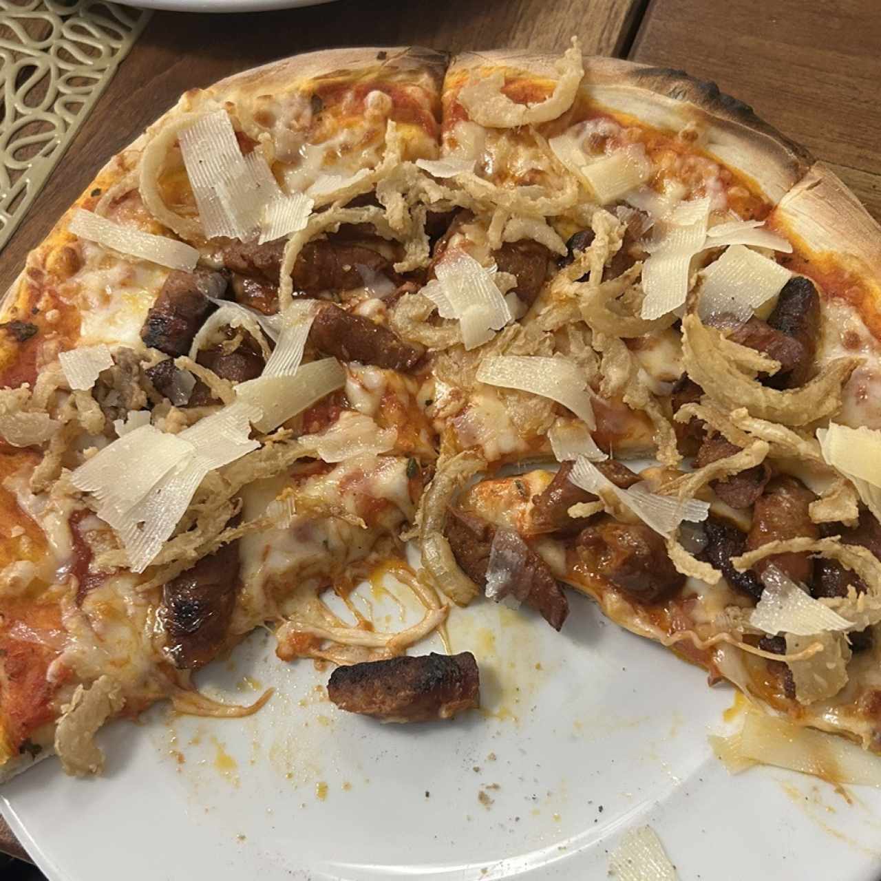 Pizza de chorizo con cebollas y queso