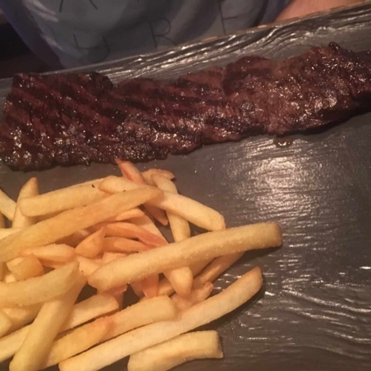 entraña al grill con papas fritas